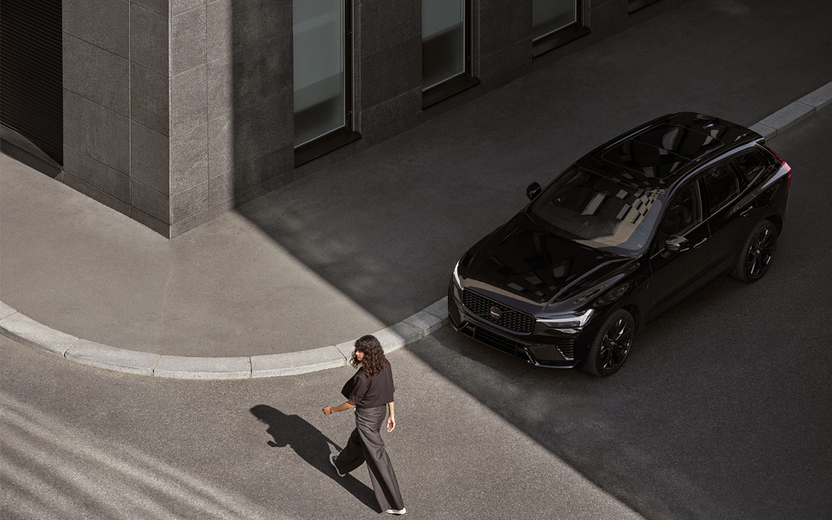 Automatic car from Volvo drives in the city