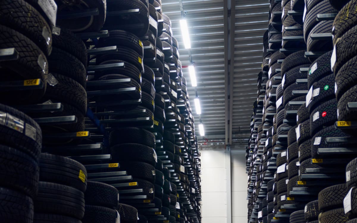Tyre hotel Baar: professional tyre storage with summer and winter tyres at Volvo Baar