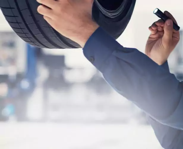 https://volvo-baar.ch/en/wp-content/uploads/sites/2/2022/10/light-version-customer-service-retail-2019-43@2x.jpg
