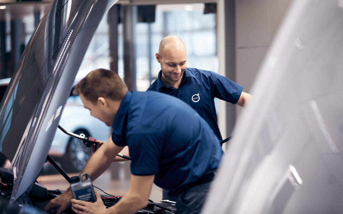 Mechaniker arbeiten mit modernen Technologien in Autogarage in Baar