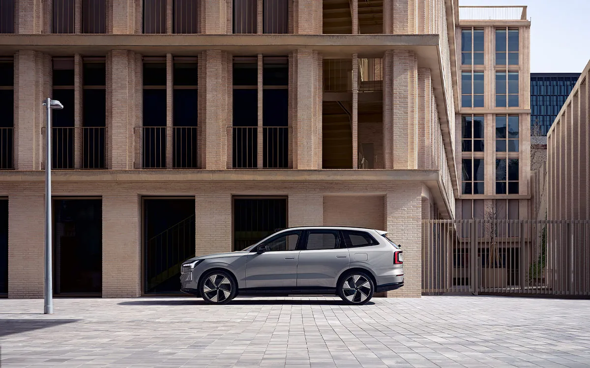 Elektroauto Volvo EX90 in Grau