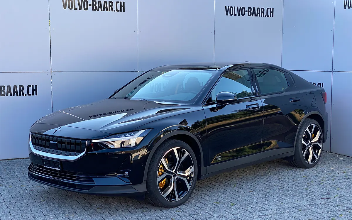 schwarzes Polestar-Fahrzeugs vor dem Polestar Service Point in Baar Polestar-Fahrzeug vor dem Polestar Service Point in Baar