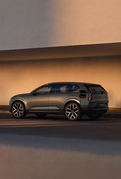 Volvo EX60 Elektro-SUV fährt auf einer Strasse bei stimmungsvoller Abendbeleuchtung
