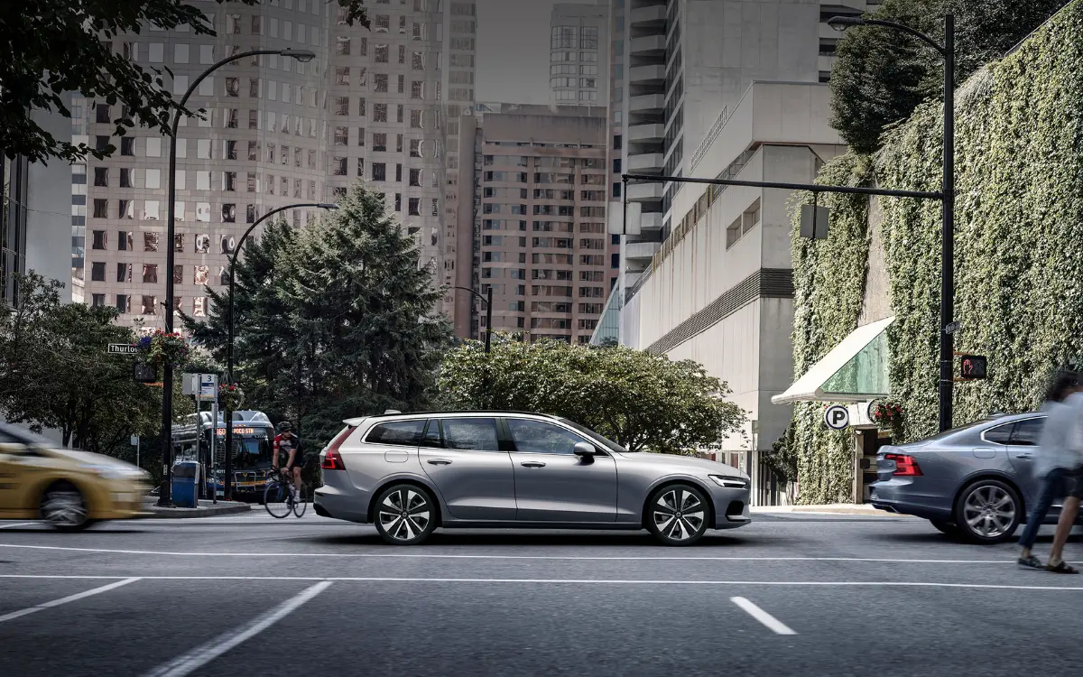 Volvo Hybrid Fahrzeug in einer Stadt mit moderner Elektromobilität