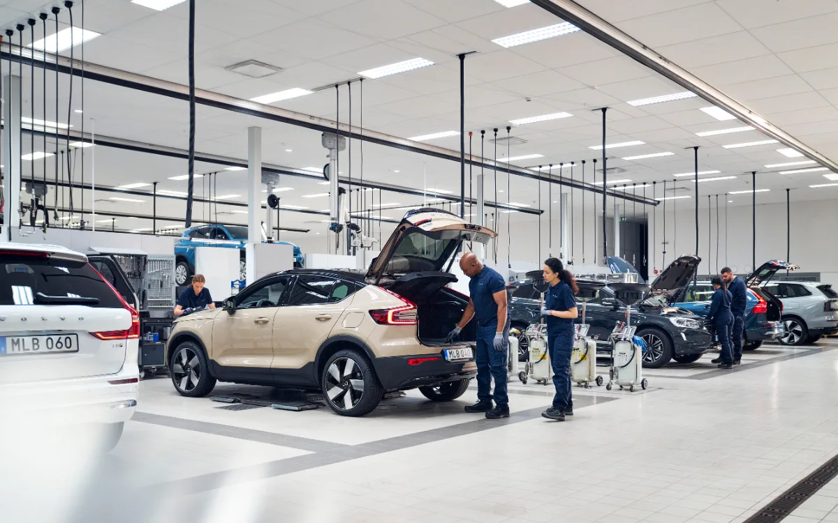 Auto-Reparatur in der Werkstatt in Baar mit Fahrzeugdiagnose und Servicearbeiten