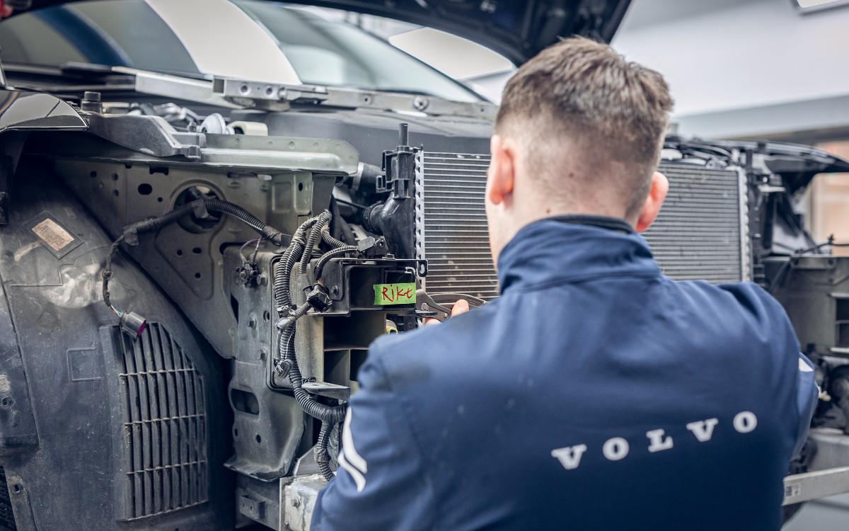 Mechaniker repariert Volvo Motor in der Werkstatt von Hüsser & Palkoska in Baar