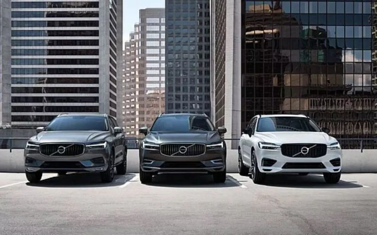 Drei Volvo SUVs – XC40, XC60 und XC90 – nebeneinander auf einem Parkplatz
