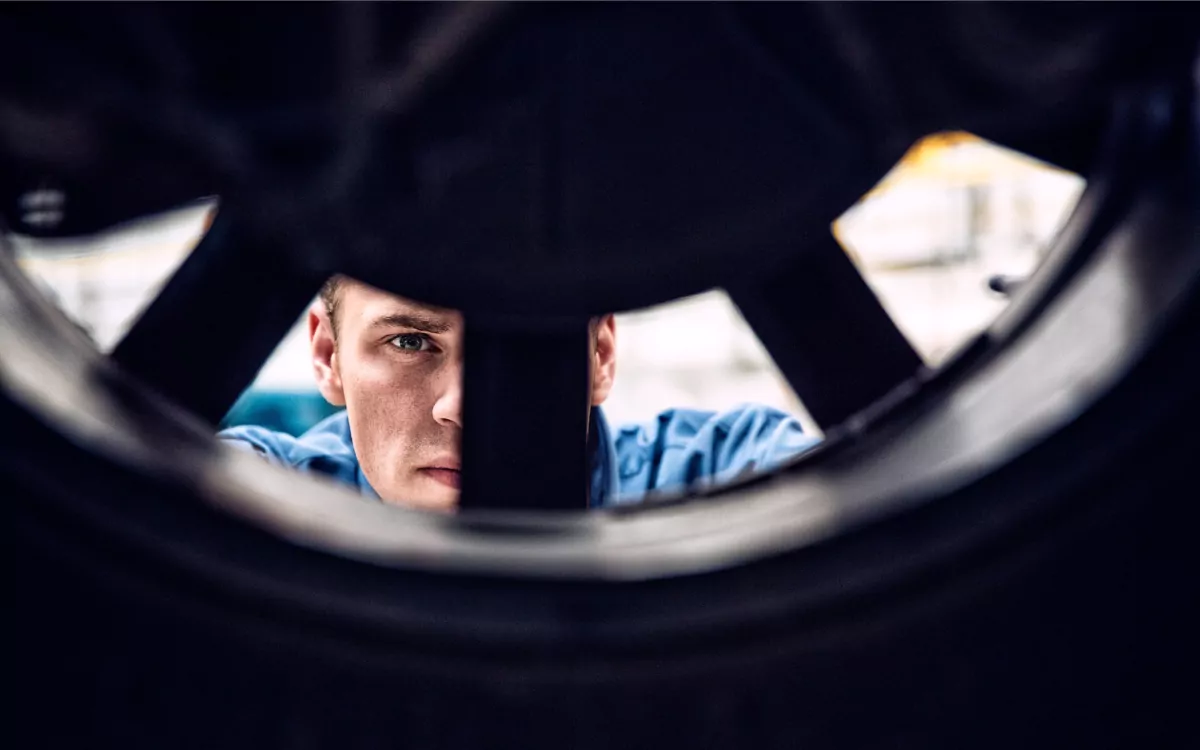 Werkstatt Mitarbeiter wechselt Sommerreifen