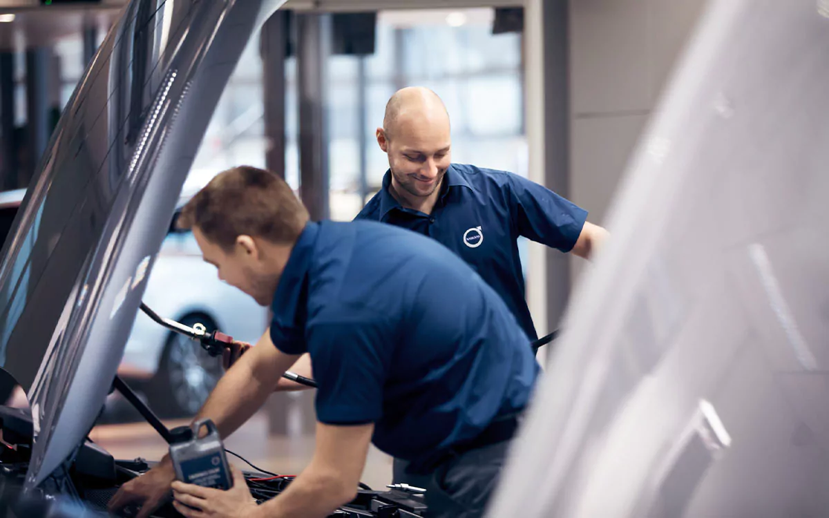 Mechaniker arbeiten mit modernen Technologien in Autogarage in Baar