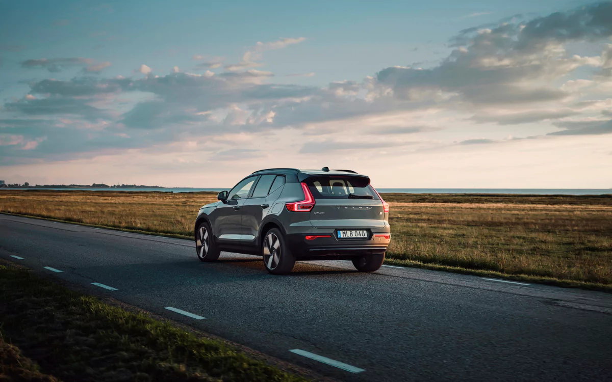 Volvo XC40 fährt auf einer Strasse