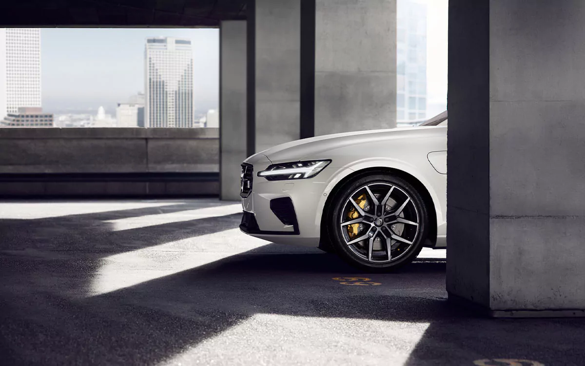 Volvo in einem Parkhaus