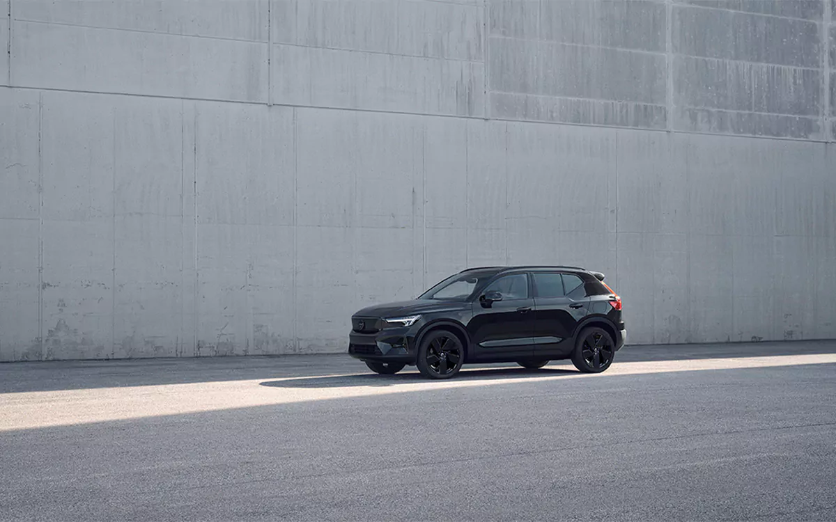 schwarzer Volvo EX40 auf der Strasse