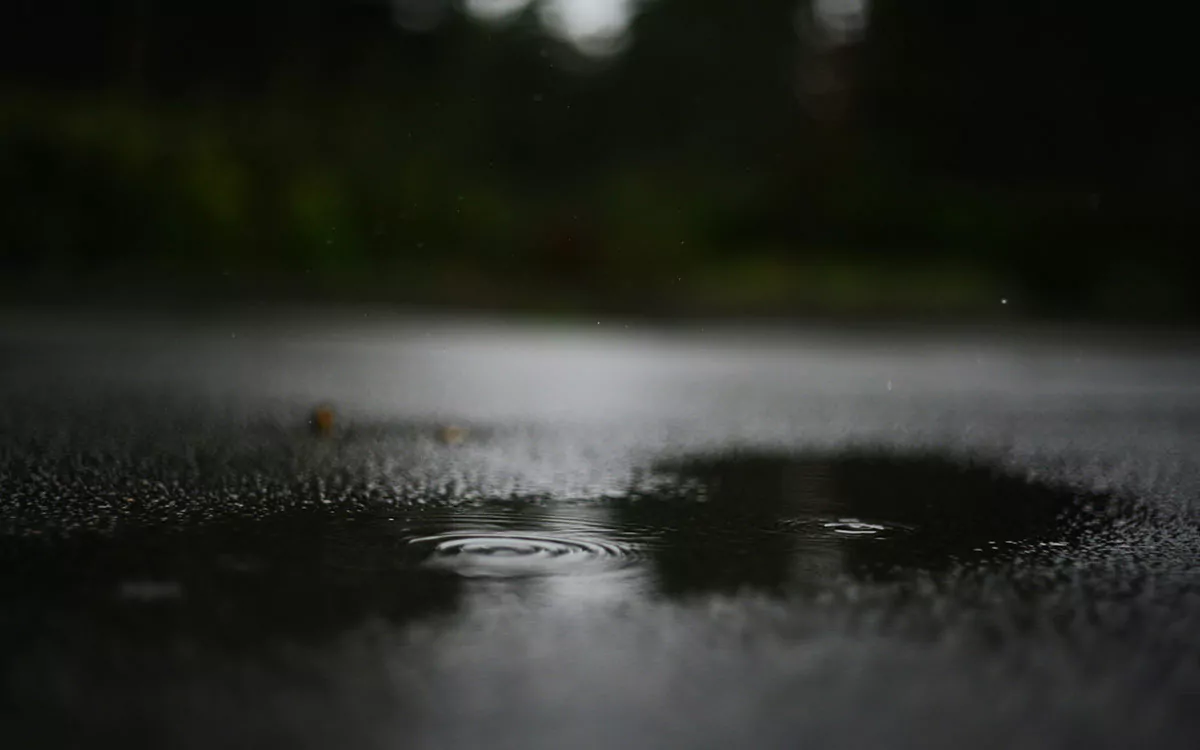 Nasse Strasse - Gefahr für Aquaplaning
