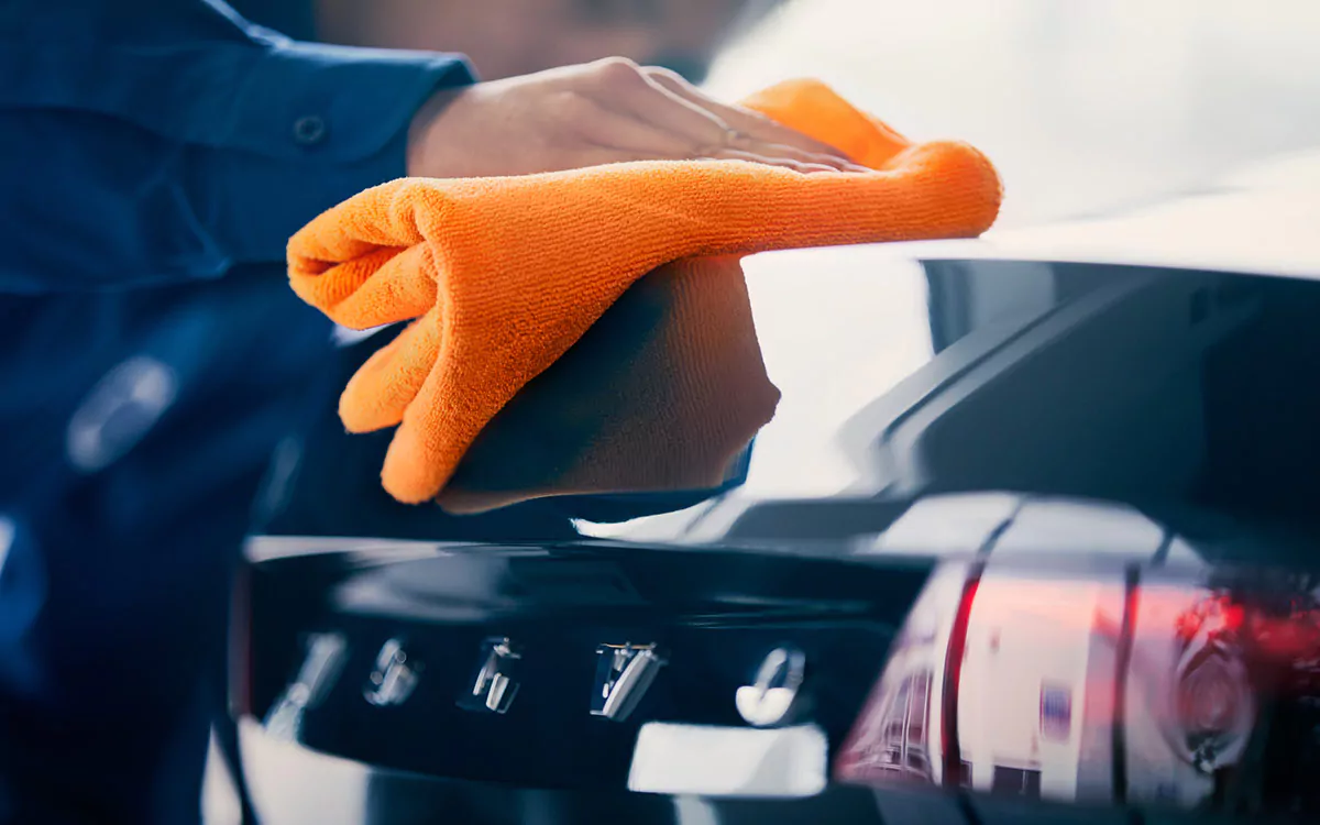 Volvo ohne Lackschaden wird gereinigt