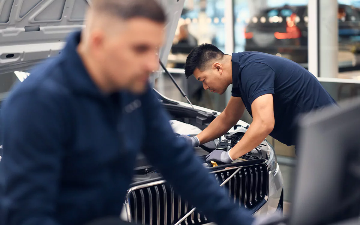 Mechaniker führt einen Autoservice an einem Volvo in Autowerkstatt in Baar