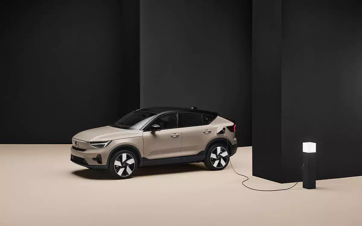 Volvo Elektroauto beim Laden an einer privaten Ladestation